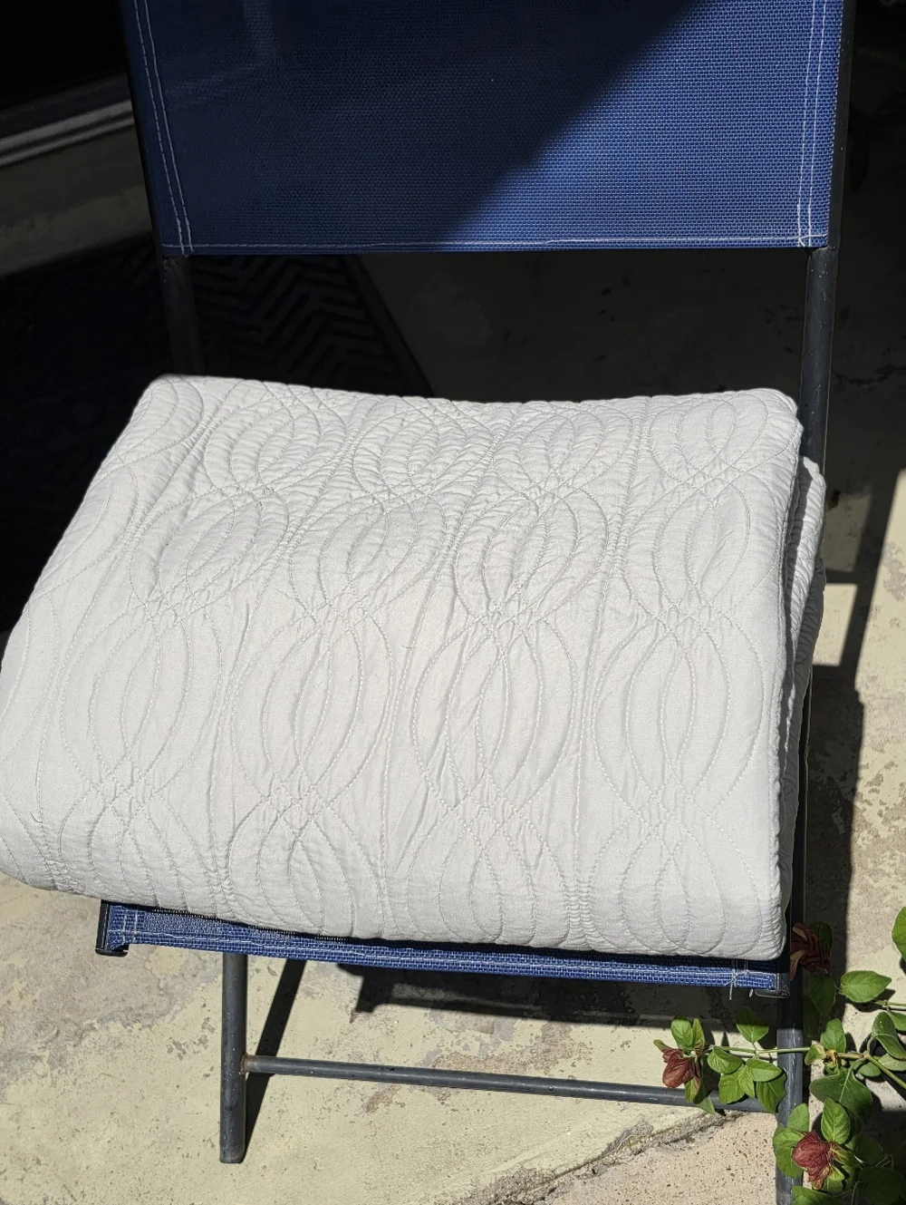 King size Swirl Design Matelasse coverlet Beige 102x87